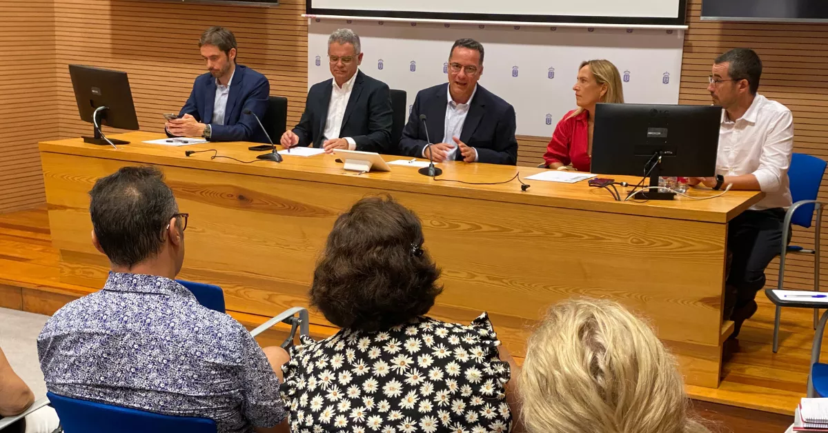 Un momento de la reunión presidida por Suárez, en el centro / CONSEJERÍA DE EDUCACIÓN Un momento de la reunión presidida por Suárez, en el centro / CONSEJERÍA DE EDUCACIÓN
