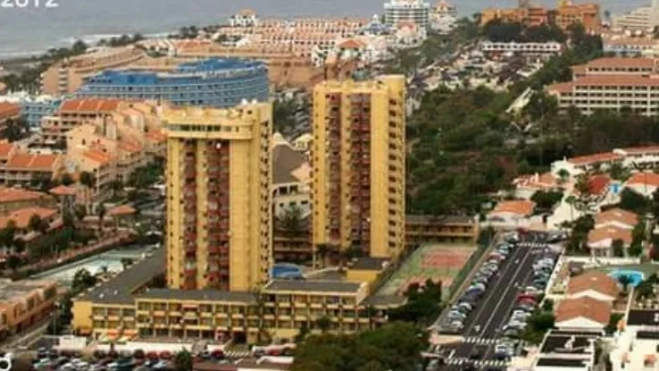 Imagen de cómo ha cambiado Los Cristianos hasta convertir esta zona en la Milla de oro / 