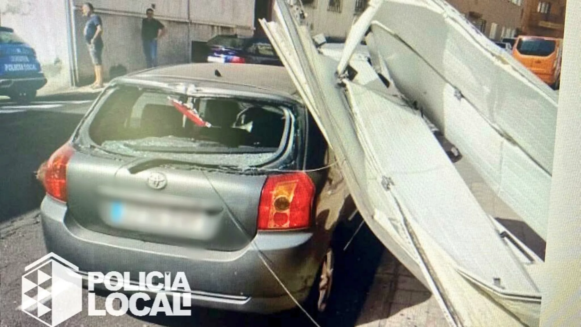 Estado de uno de los vehículos afectados por la explosión. / POLICÍA LOCAL DE S/C DE TENERIFE