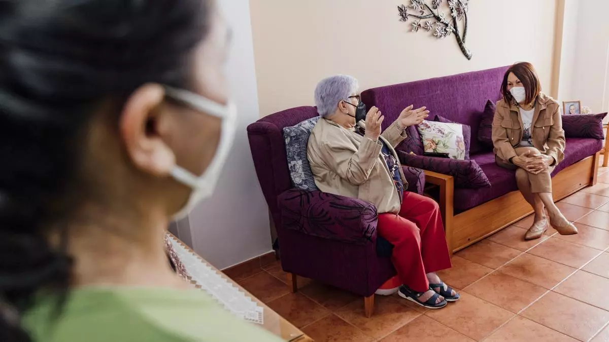 Carmen Luz Vargas junto a una usuaria del Servicio a Domicilio en Las Palmas de Gran Canaria / AYUNTAMIENTO DE LAS PALMAS DE GRAN CANARIA