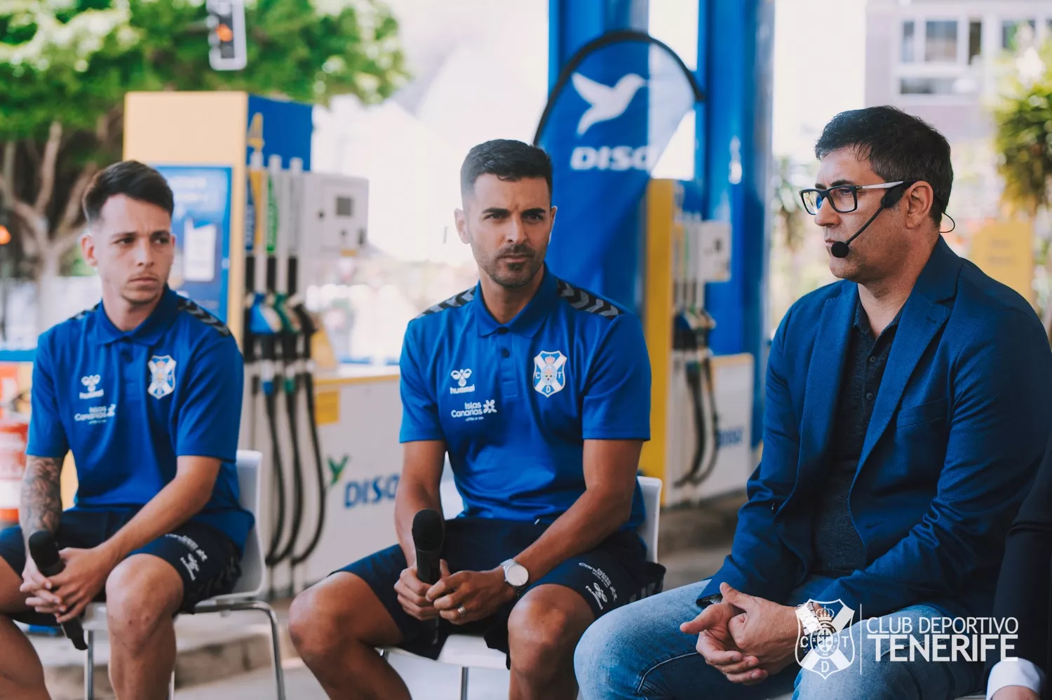 Álvaro Romero, Ángel Rodríguez y Mauro Perez durante el acto de presentación en la estación de servicio de Disa, uno de los patrocinadores del club./ CD TENERIFE.