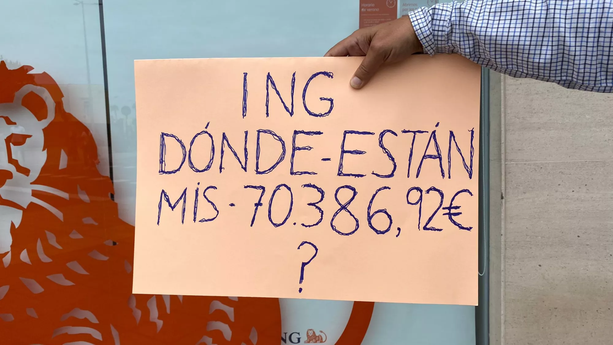 Pancarta con la que T. Martín se ha estado reclamando explicaciones frente a la oficina de Las Palmas de Gran Canaria /  ATLÁNTICO HOY