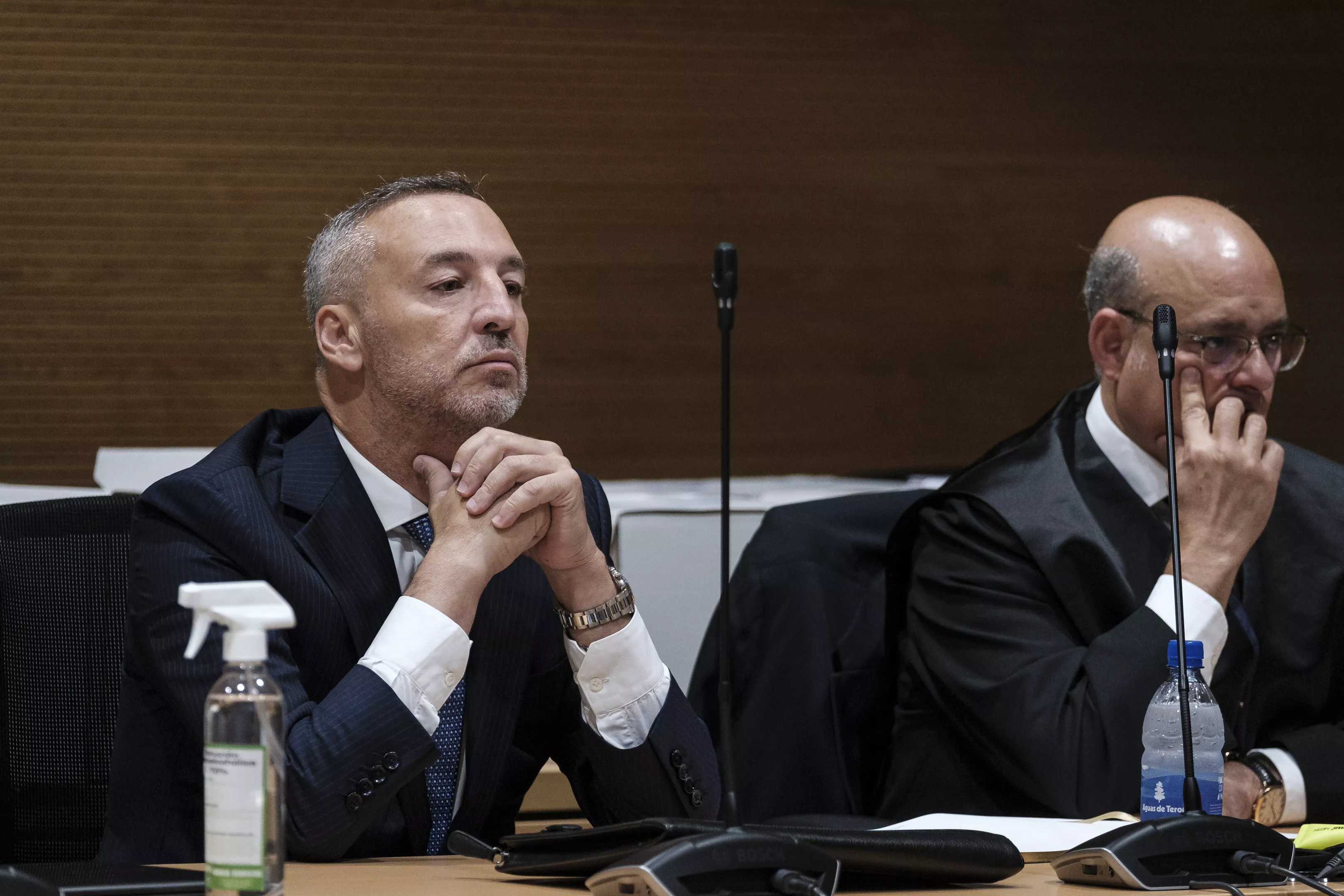 Ramírez, durante una jornada del juicio en el que se enfrenta a una acusación por presunto fraude a la Agencia Tributaria y la Seguridad Social, insulta y amenaza a un periodista en una conversación telefónica. / ELVIRA URQUIJO-EFE