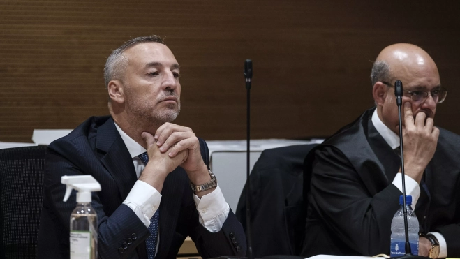 Ramírez, durante una jornada del juicio en el que se enfrenta a una acusación por presunto fraude a la Agencia Tributaria y la Seguridad Social, insulta y amenaza a un periodista en una conversación telefónica. / ELVIRA URQUIJO-EFE