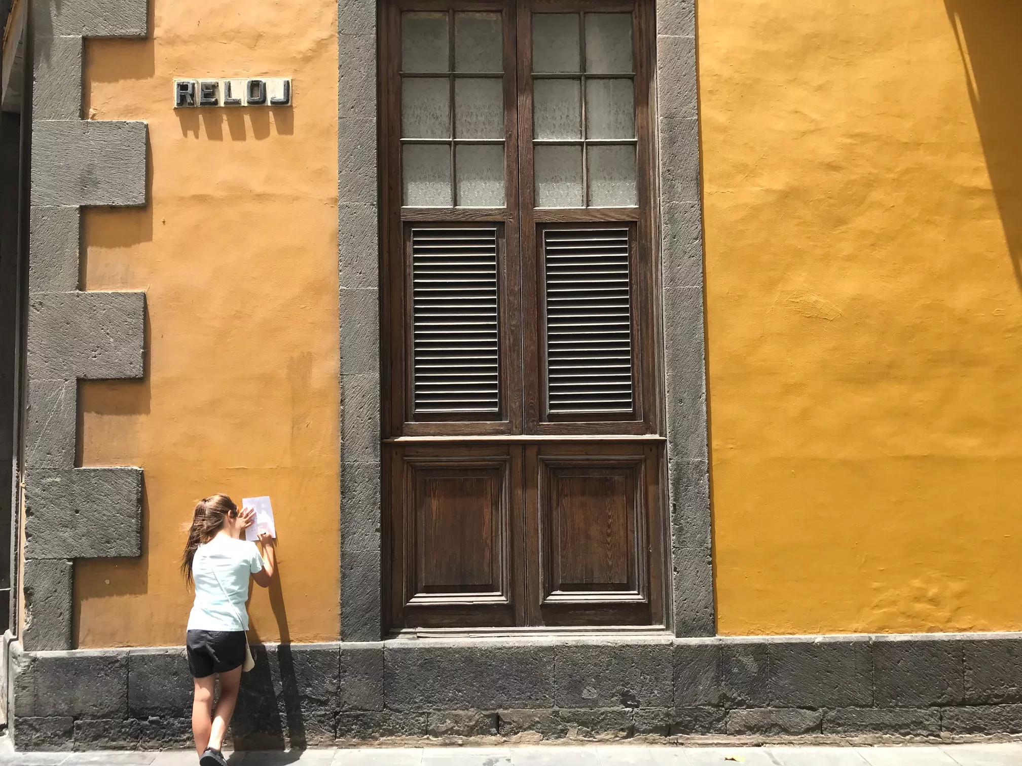 La niña se detuvo y se puso a escribir y a pintar justo debajo del estudio de Pilar Rodiles