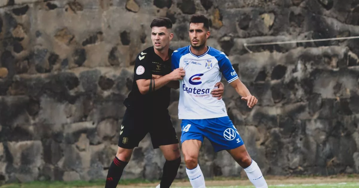 El CD Mensajero tuvo que jugar con la equipación negra del Tenerife de la temporada porque su indumentaria habitual no llegó a tiempo./ CD TENERIFE.