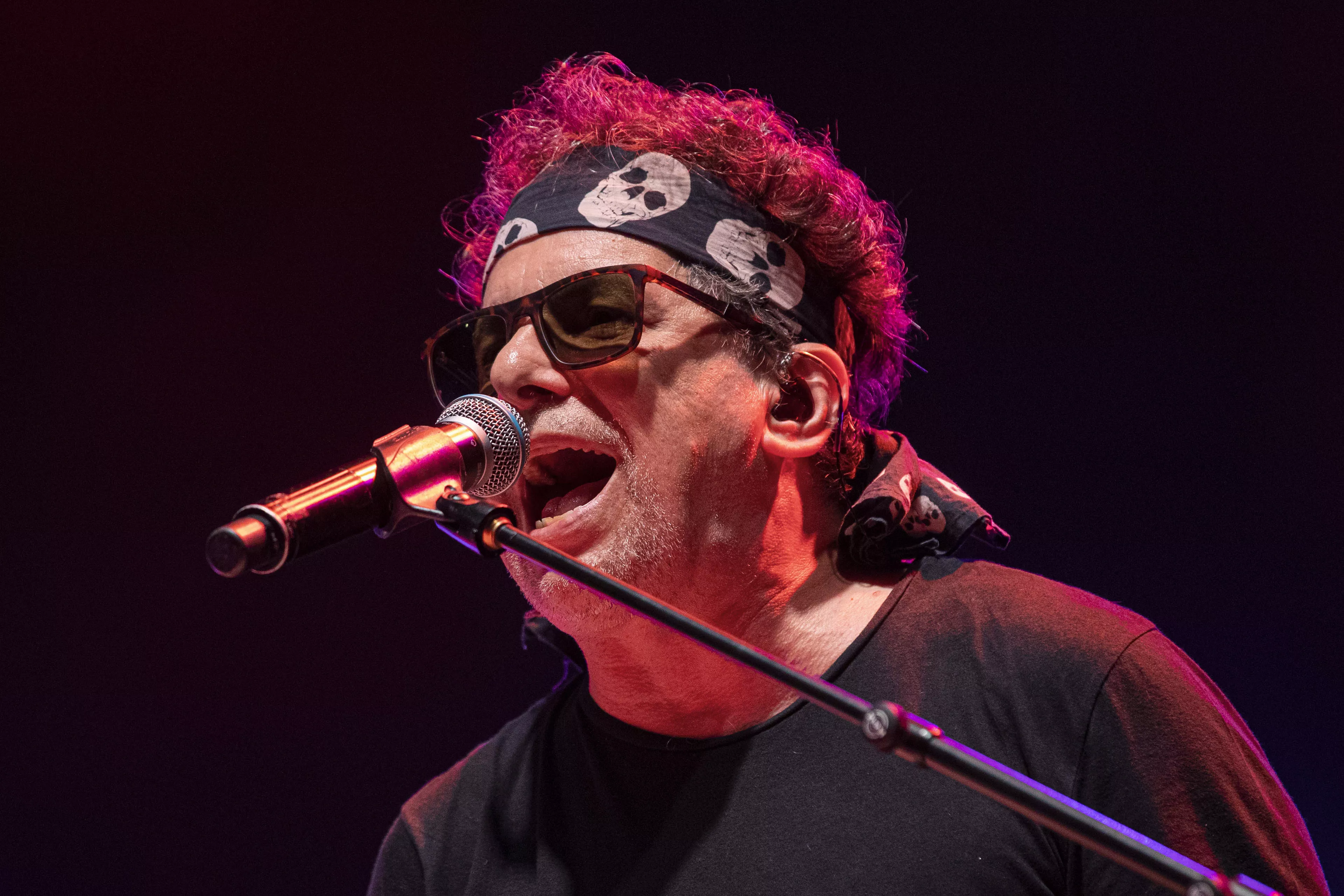 Un concierto de Calamaro —en la imagen, durante un recital suyo— es un acto de fe. / MARCIAL GUILLÉN-EFE