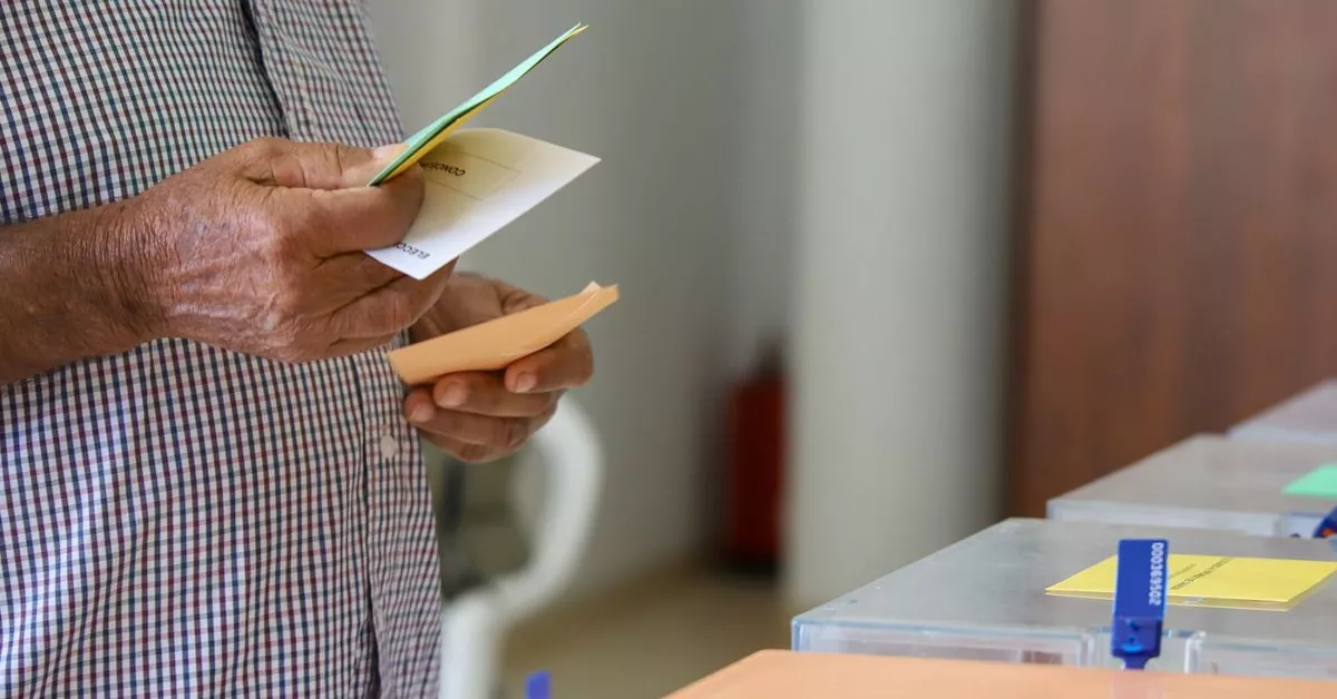 Un hombre participando en las elecciones / EFE