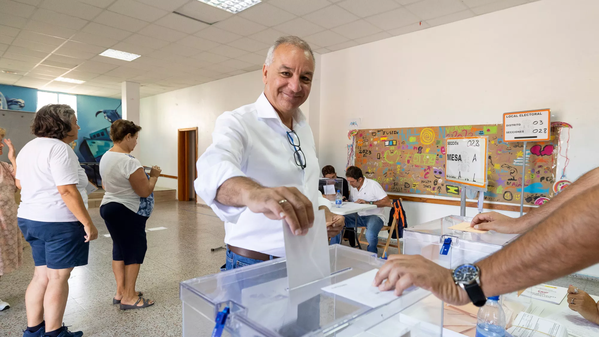 Luis Campos, candidato de NC al Congreso por Las Palmas, votando / EFE - QUIQUE CURBELO