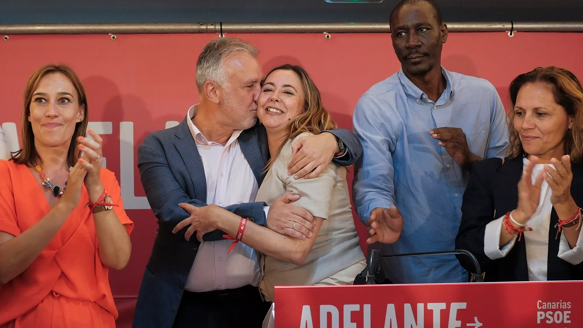 Dolores Corujo celebra los resultados con Ángel Víctor Torres / Imagen de archivo de EFE - ÁNGEL MEDINA