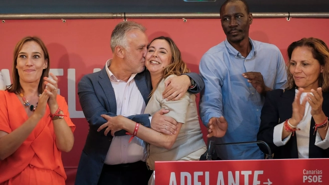 Dolores Corujo celebra los resultados con Ángel Víctor Torres / EFE - ÁNGEL MEDINA