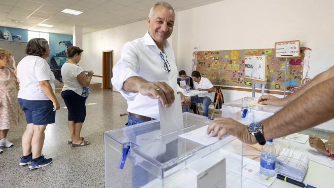 Luis Campos, candidato de NC al Congreso, ejerce su derecho al voto. / QUIQUE CURBELO-EFE