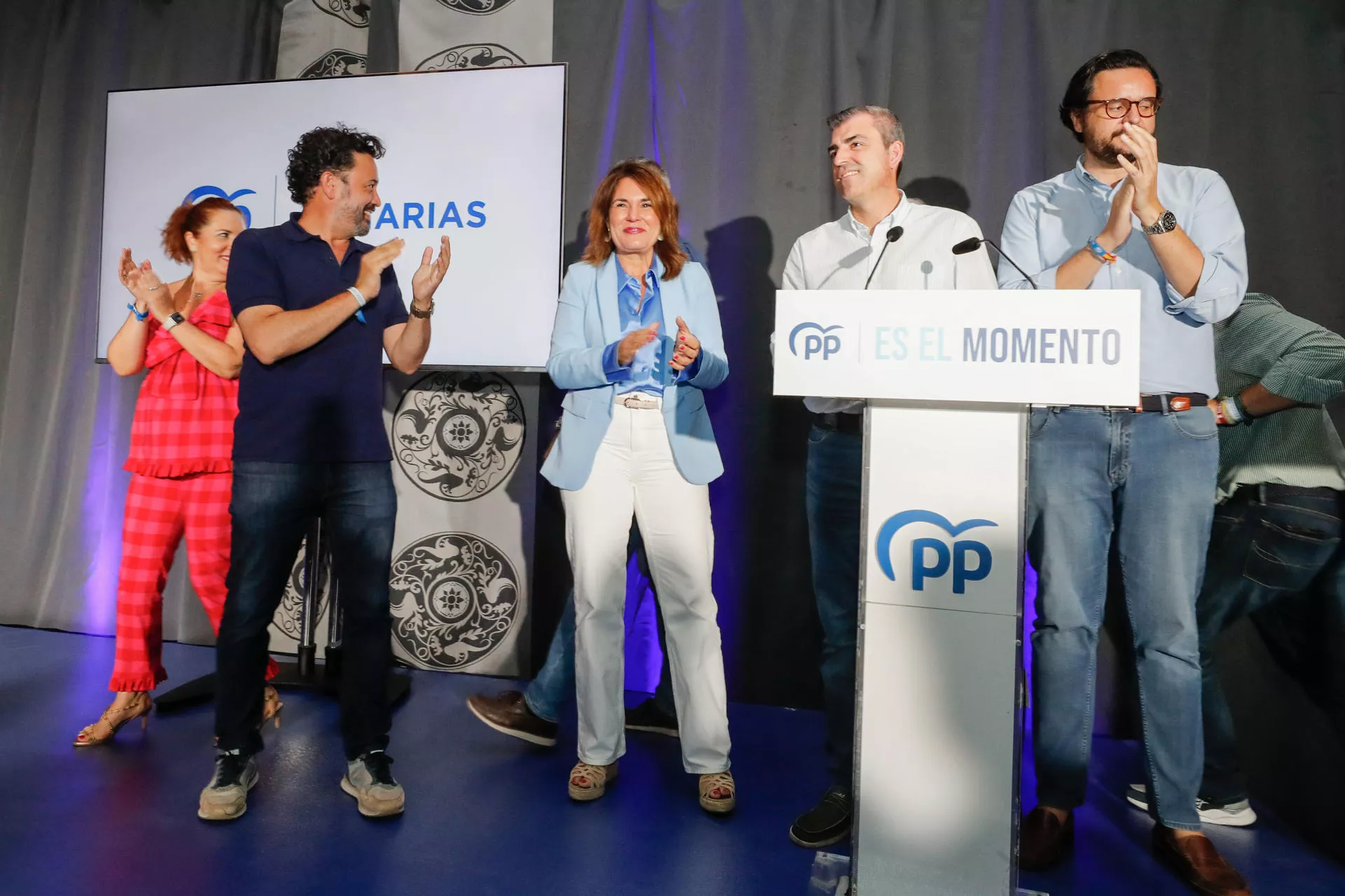 El presidente del PP de Canarias, Manuel Domínguez, y los candidatos Jimena Delgado, Guillermo Mariscal, María del Mar Arévalo y Sergio Ramos./ EFE/ Elvira Urquijo A.