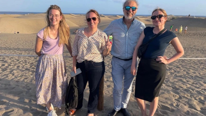 Britt Thijssen, Inma Herrera y Ricardo Haroun durante su visita a las dunas de Maspalomas / CEDIDA