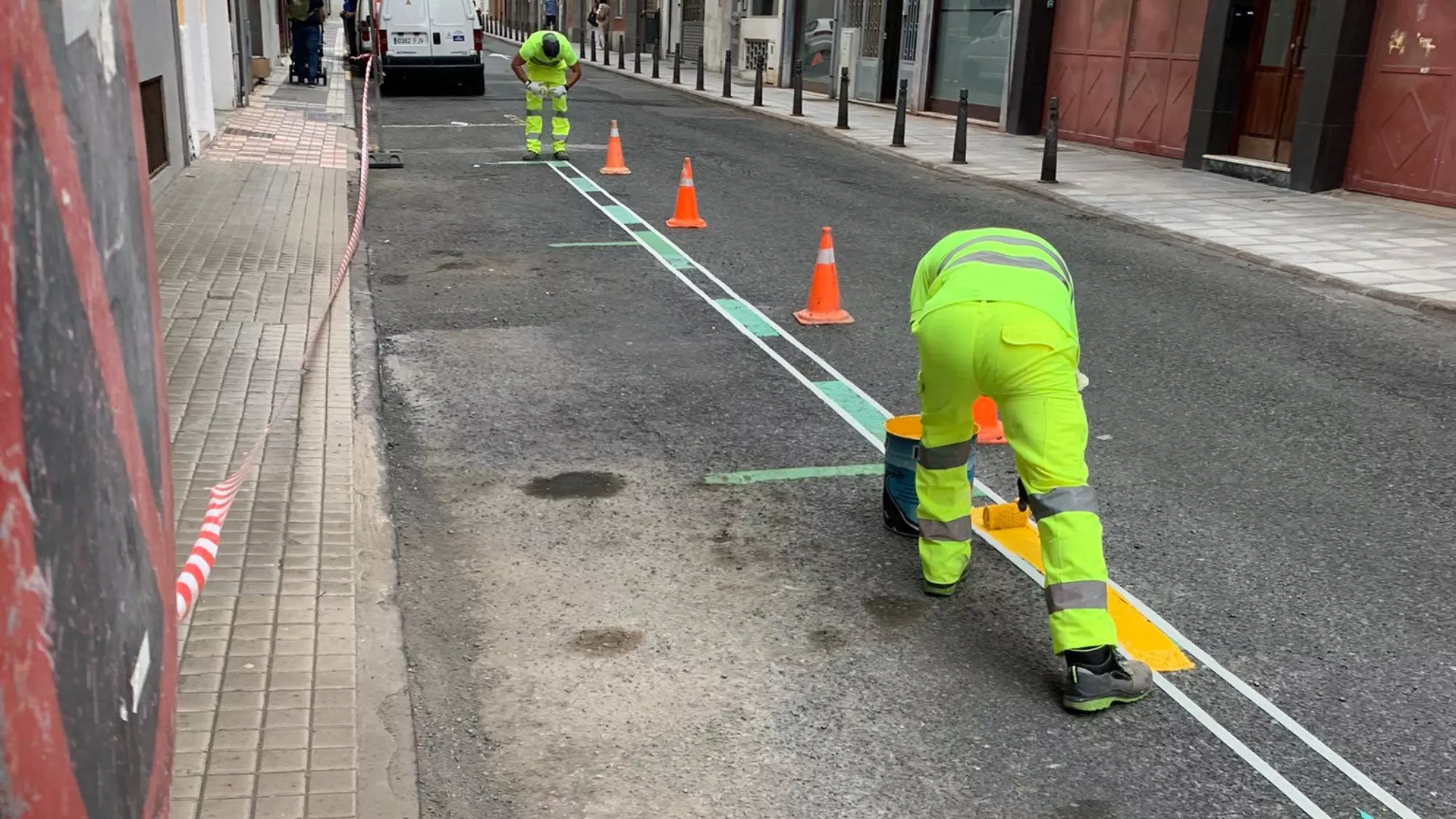 Operarios del Ayuntamiento de Las Palmas de Gran Canaria trabajando en el borrado de la zona verde / CEDIDA