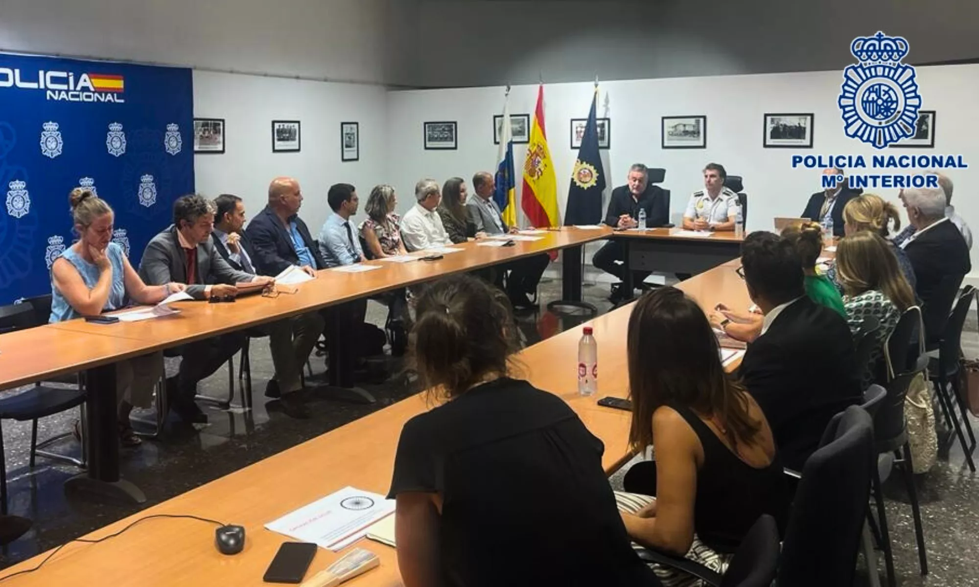 Reunión entre los consulados y la Policía Nacional para la ayuda a turistas estafados. / CEDIDA