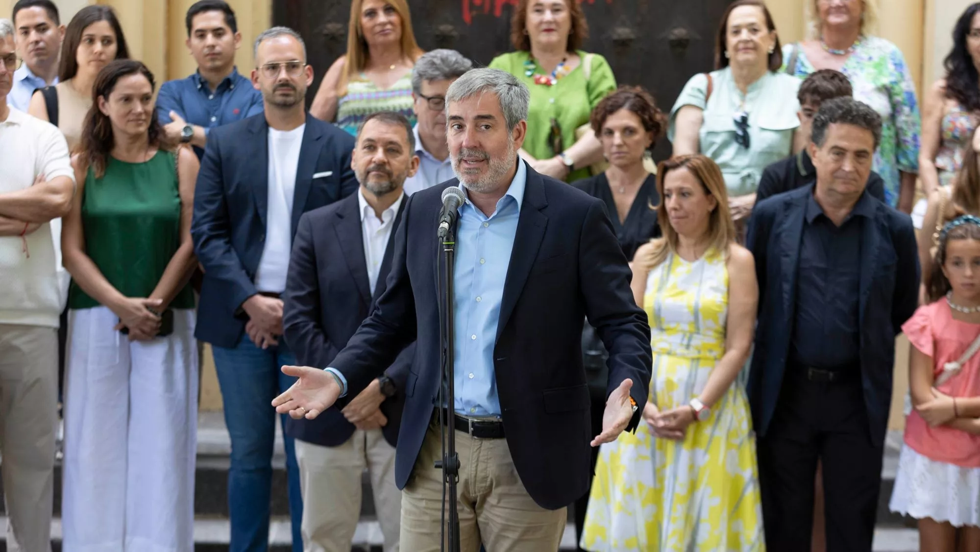 El presidente del Gobierno de Canarias, Fernando Clavijo, habla a los medios en la visita a las obras del parque Viera y Clavijo, con el arquitecto, Fernando Menis, junto a Rosa Dávila, presidenta del Cabildo de Tenerife / EFE / MIGUEL BARRETO