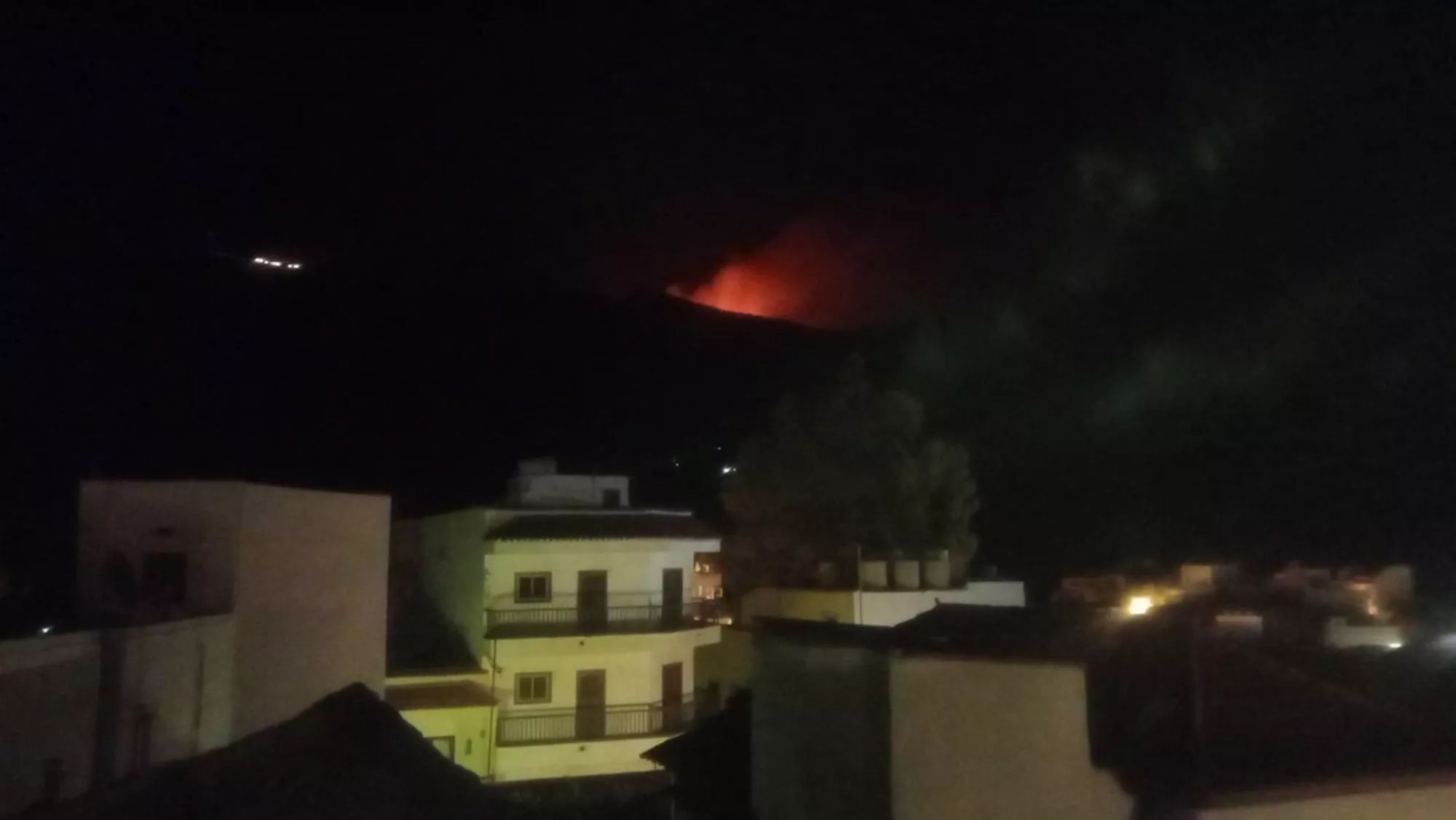 Imagen del incendio por la noche / CABILDO DE GRAN CANARIA