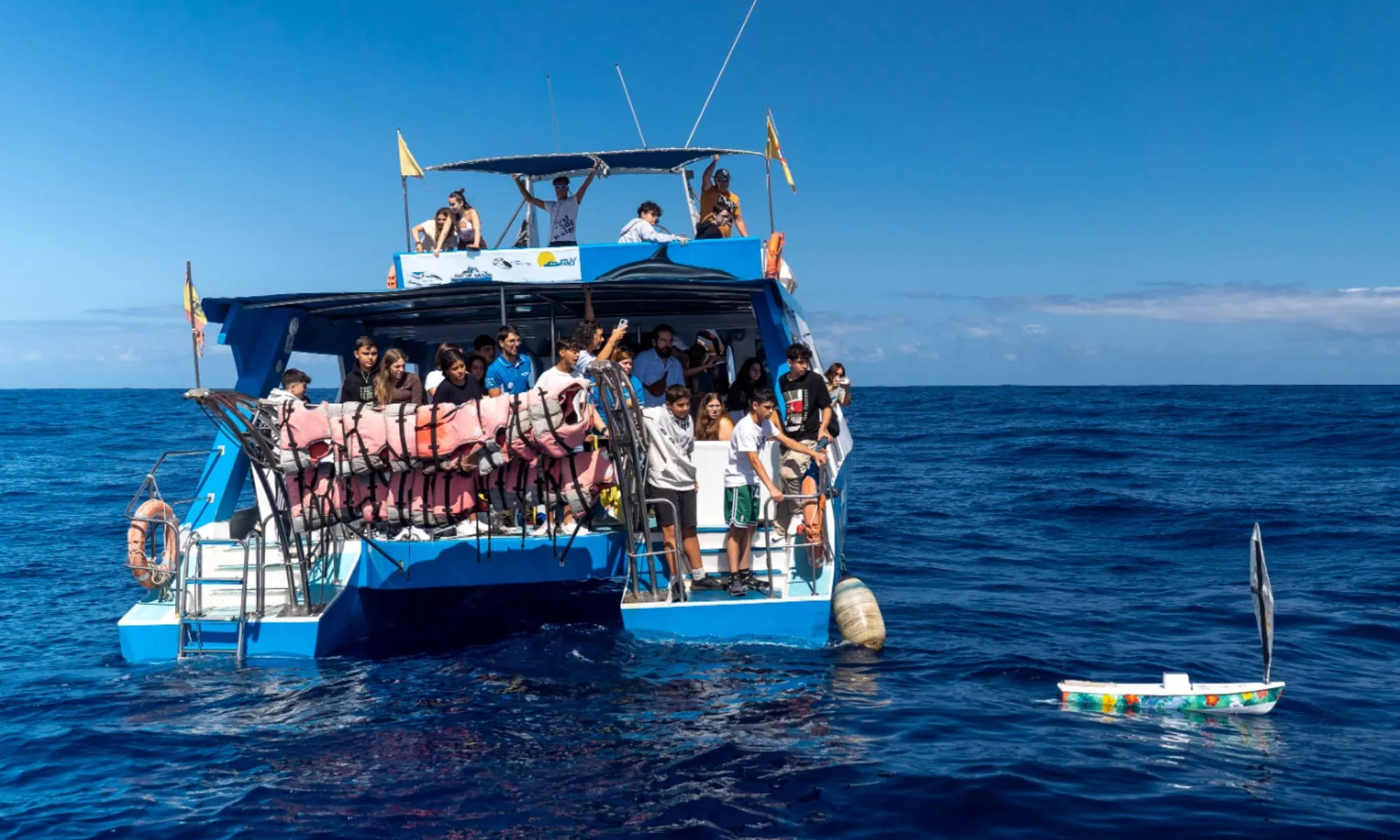 Niños del IES Eusebio Barreto de Los Llanos de Aridane en el momento en el que lanzan al mar el bote Buche Salado II en su viaje a América. CEDIDA