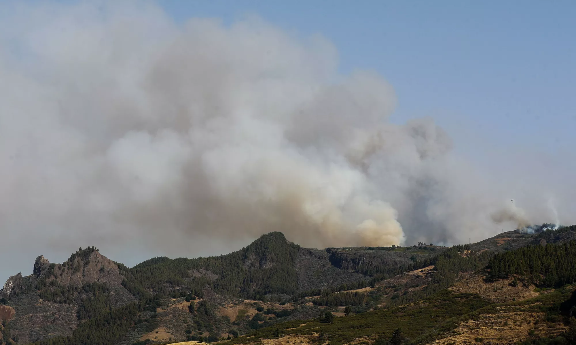 Imagen de la columna de humo del incendio que afecta a la cumbre de Gran Canaria. / EFE