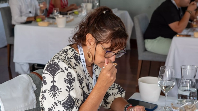 Una señora prueba una muestra de gofio / GOBIERNO DE CANARIAS Una señora prueba una muestra de gofio / GOBIERNO DE CANARIAS