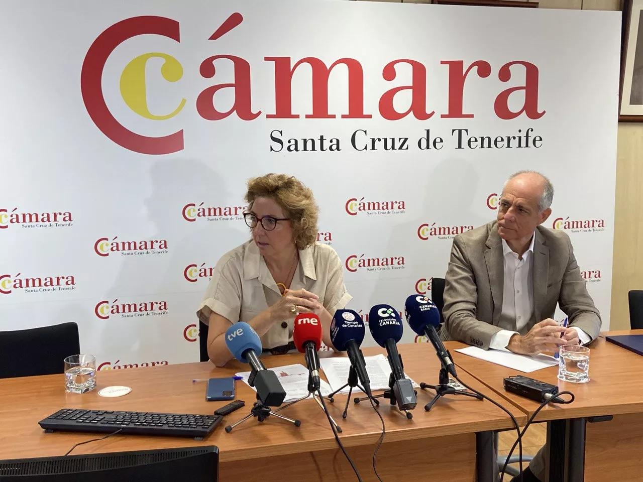 El presidente de la Cámara de Comercio de Santa Cruz de Tenerife, Santiago Sesé, y la directora general, Lola Pérez./ CEDIDA