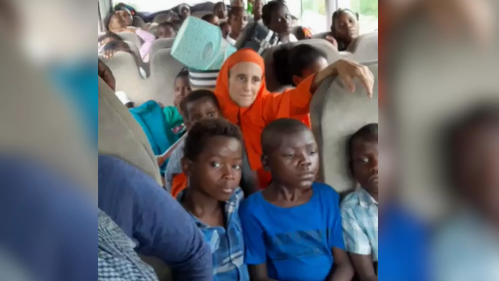 Imagen de Carmen Martínez en una guagua mientras huye con 40 niños de la capital de Haití / CEDIDO