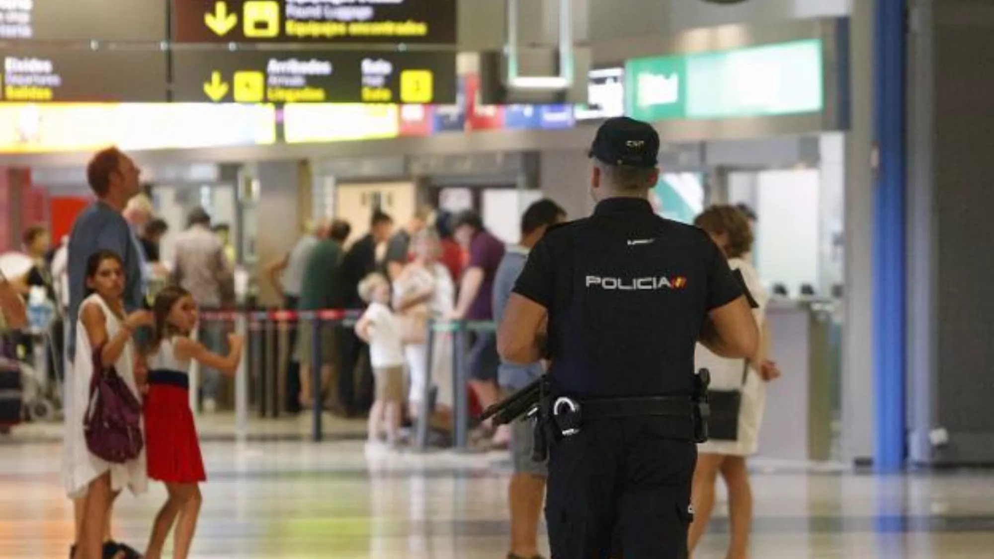 Un policía nacional en un aeropuerto./ CNP Un policía nacional en un aeropuerto./ CNP