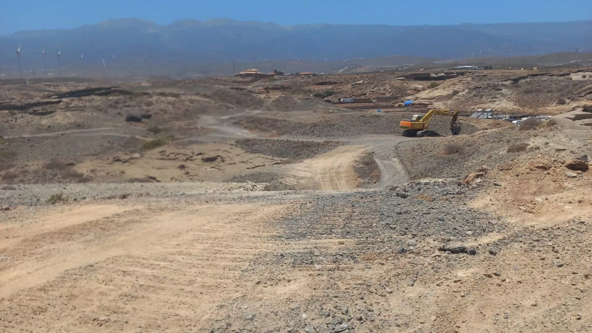 Una pala realiza trabajos sobre el terreno en Arico / 