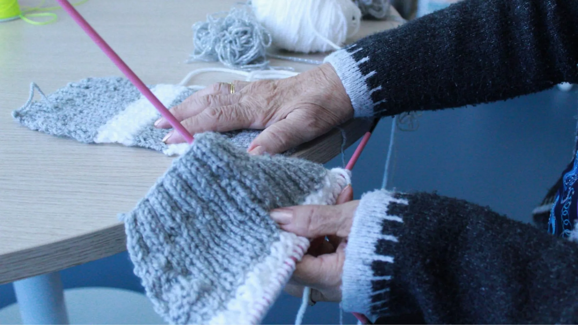 Magadalena, residente de CleceVitam Vía Ronda, teje un chaleco para su nieto. / AH
