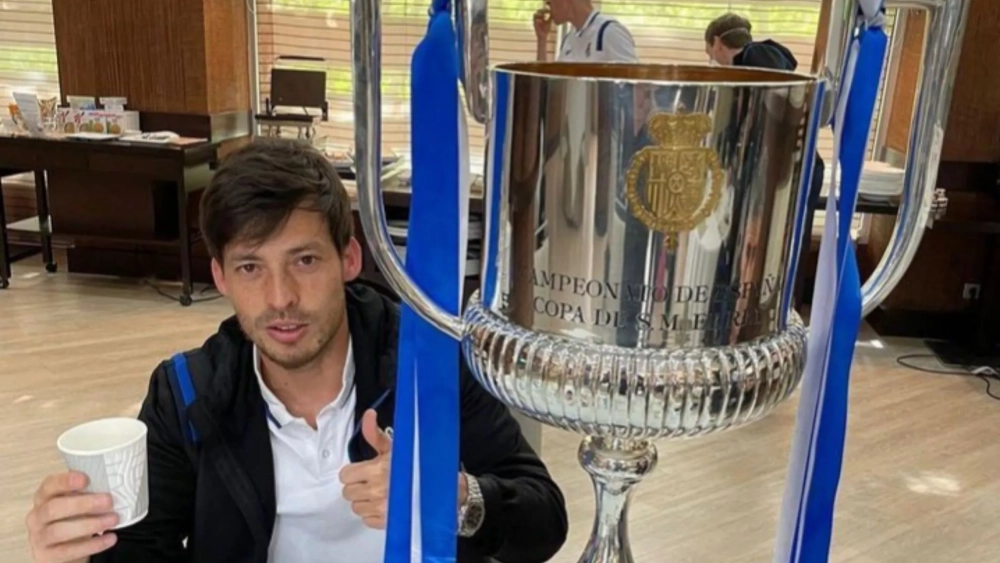David Silva junto a la Copa del Rey de 2021, ganada por la Real Sociedad./ SILVA