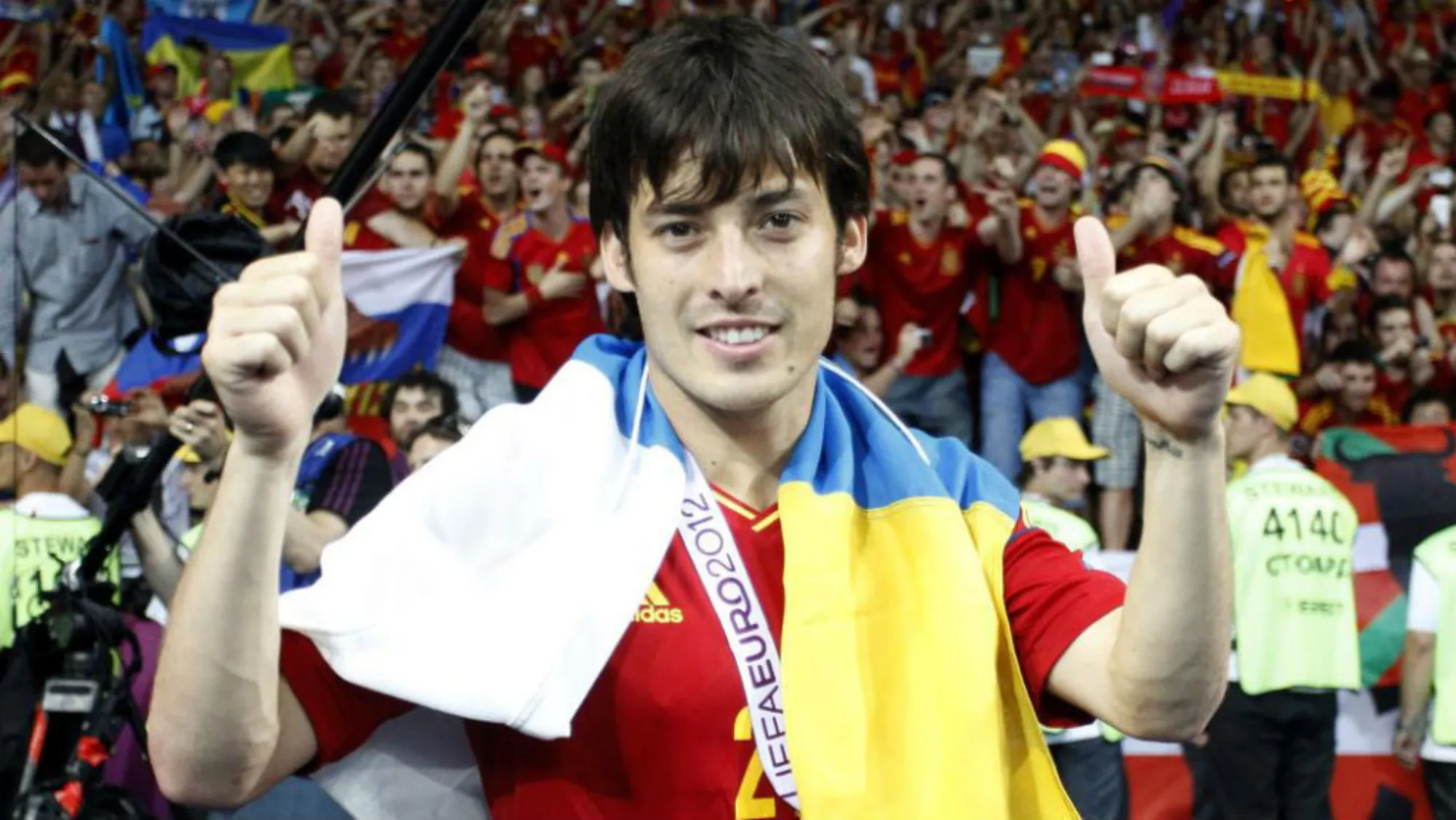 David Silva con la bandera de Canarias tras ganar la Eurocopa de 2012./