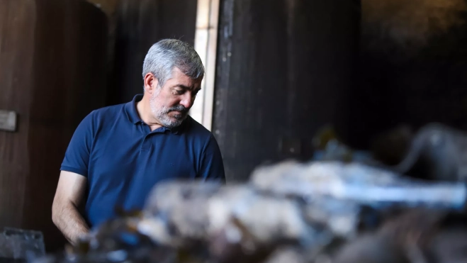 El presidente del Gobierno de Canarias, Fernando Clavijo en las Bodegas Tendal, quemadas durante el incendio de Puntagorda. / EFE-LUIS G MORERA