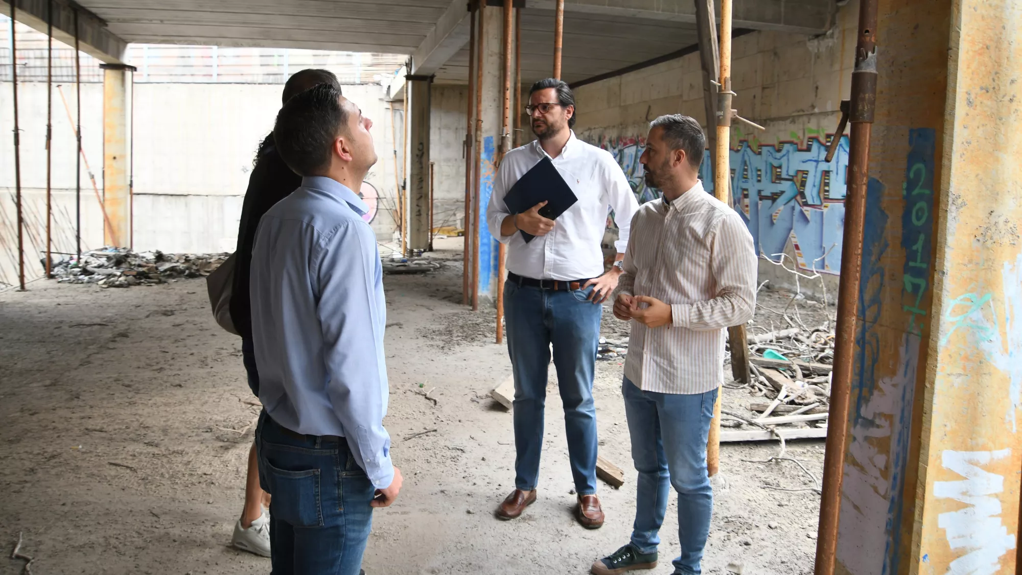 Visita del alcalde de Telde, Juan Antonio Peña, el vicealcalde, Sergio Ramos, y la redactora del proyecto, Elsa Delgado, al párking. CEDIDA