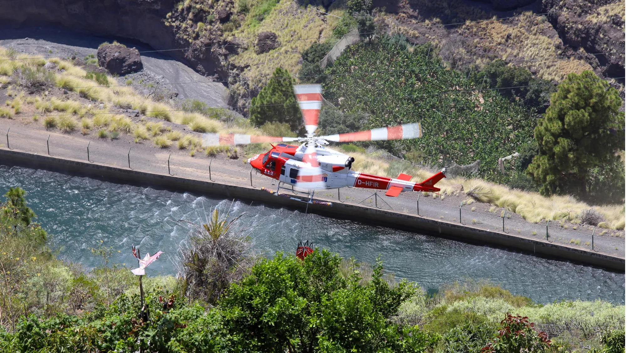 Los equipos de extinción trabajan en una reactivación en la Caldera de Taburiente del incendio forestal que se declaró en la isla de La Palma el pasado 15 de julio. / EFE-LUIS G.MORERA