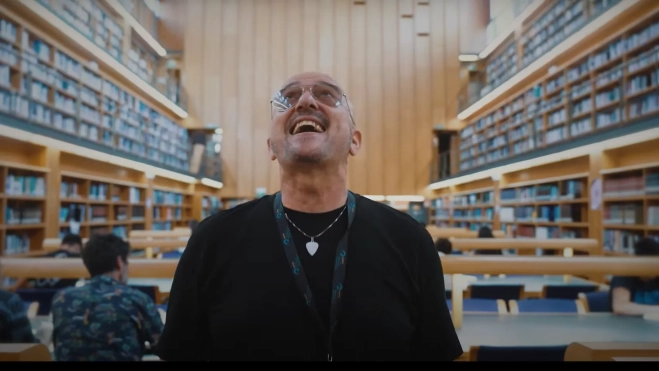 Un fragmento del vídeo con Ginés Cedrés en la biblioteca / ULPGC