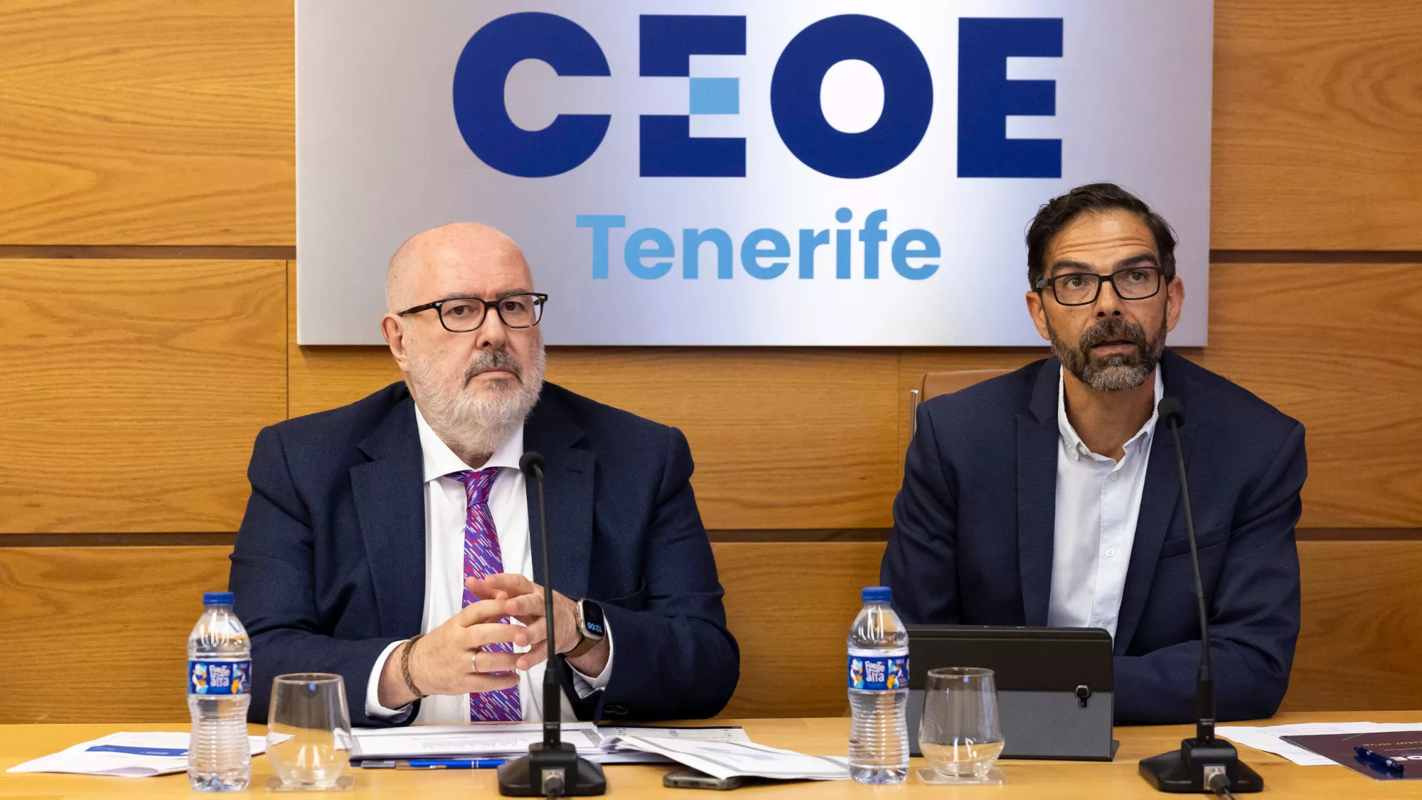 El presidente de la CEOE Tenerife, Pedro Aflonso Martín (i), y el director de consultoría de corporación 5, José Miguel González (d) durante la presentación del informe económico de Canarias. / EFE-MIGUEL BARRETO