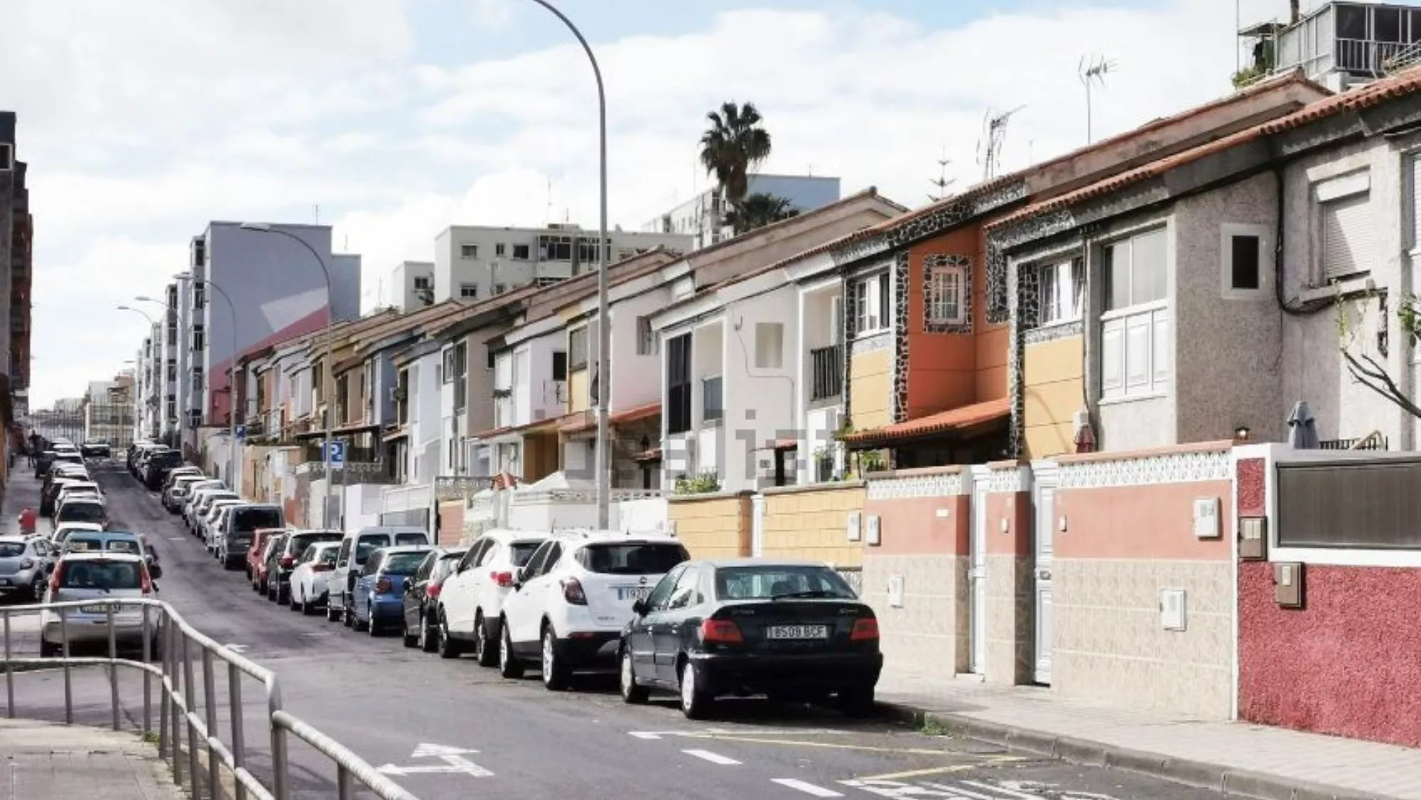 Calle Guía de Isora, en Santa Cruz de Tenerife, donde se llevan a cabo las obras./ IDEALISTA