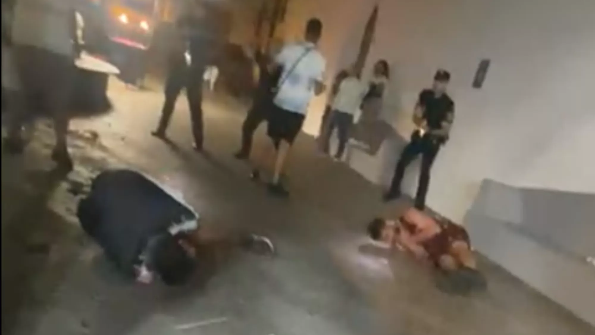 Momento de un vídeo en el que la Polícía Local dispara con dos pistolas táser a dos personas durante la fiesta de Tamaimo. CAPTURA DEL VÍDEO