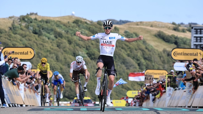 Pogacar celebra su triunfo en una etapa del Tour de Francia. / EFE
