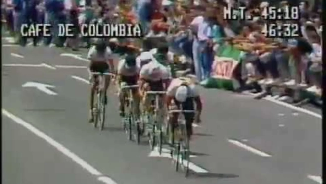 Fotograma, de la señal de TVE, de la llegada del Café de Colombia a la meta situada en Las Palmas de Gran Canaria durante el único paso, en 1988, de La Vuelta por Canarias. / AH