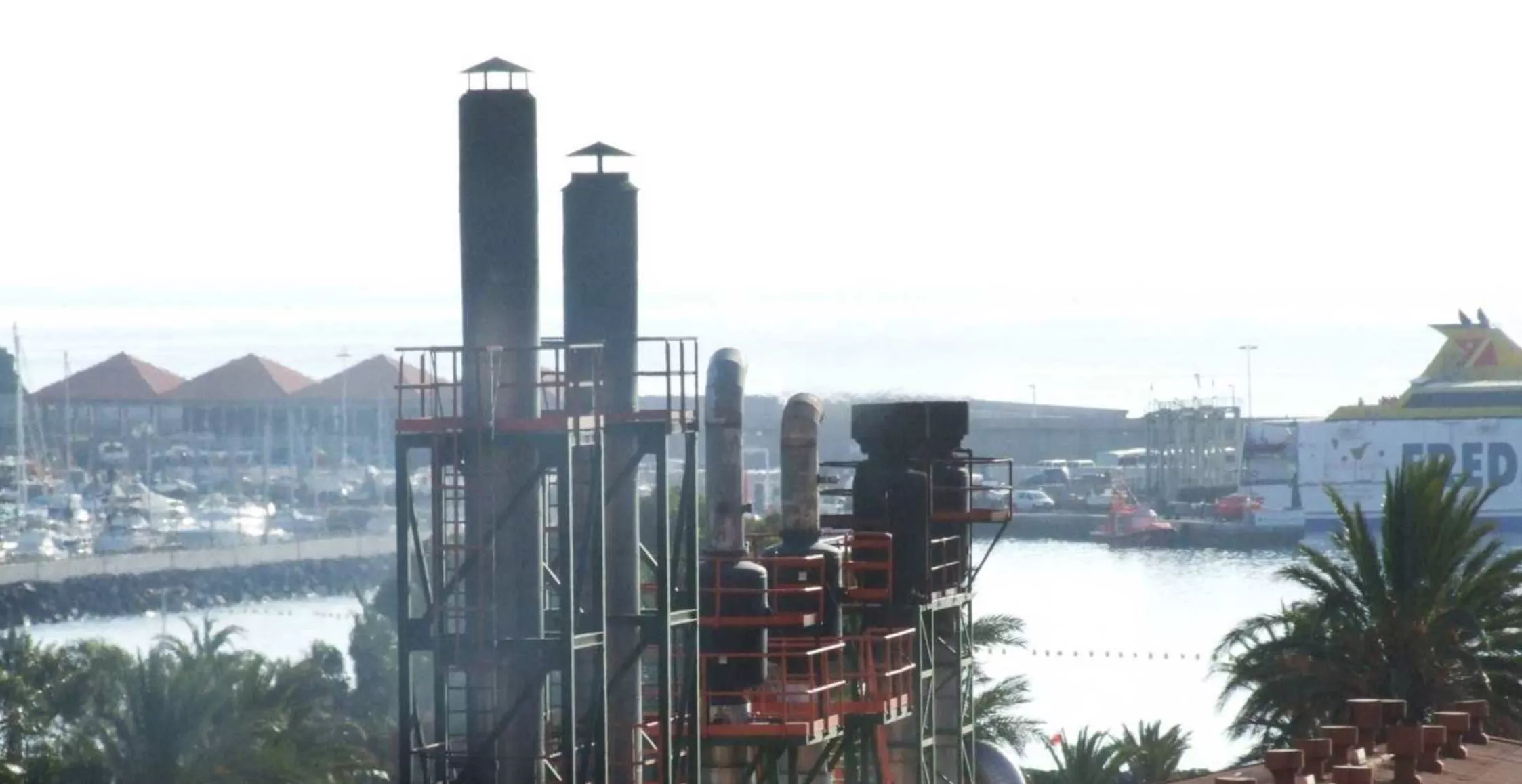 Chimeneas de Endesa en La Gomera./EFE