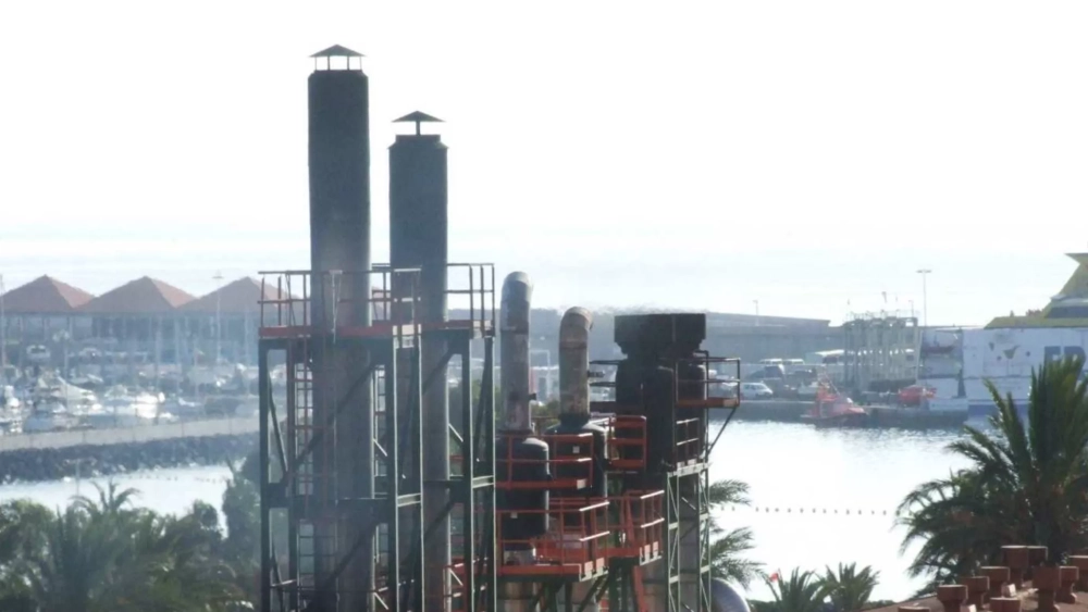 Chimeneas de Endesa en La Gomera./EFE Chimeneas de Endesa en La Gomera./EFE