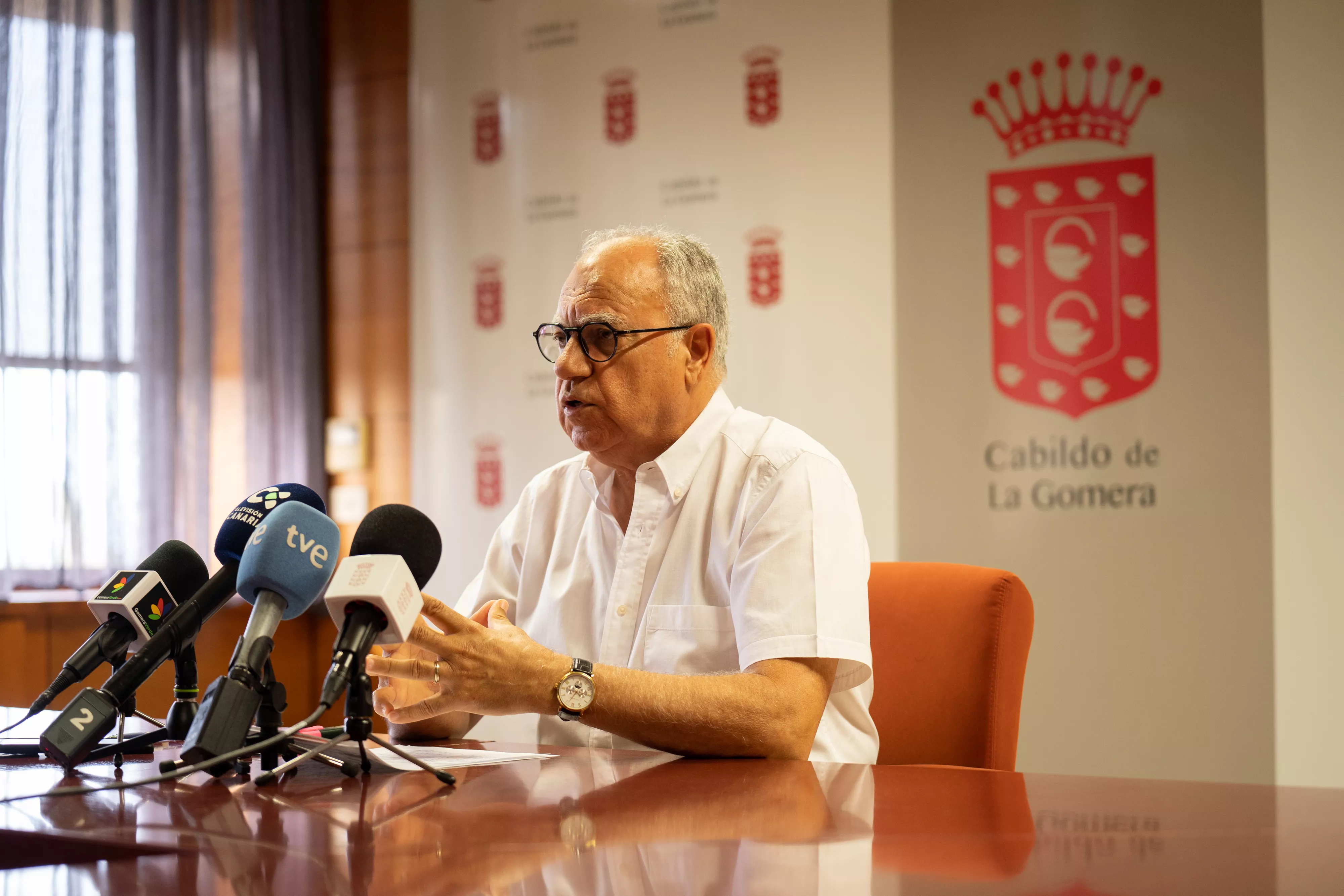 Casimiro Curbelo, presidente del Cabildo de La Gomera, en rueda de prensa para hablar de la emergencia energética./ CEDIDA Casimiro Curbelo, presidente del Cabildo de La Gomera, en rueda de prensa para hablar de la emergencia energética./ CEDIDA