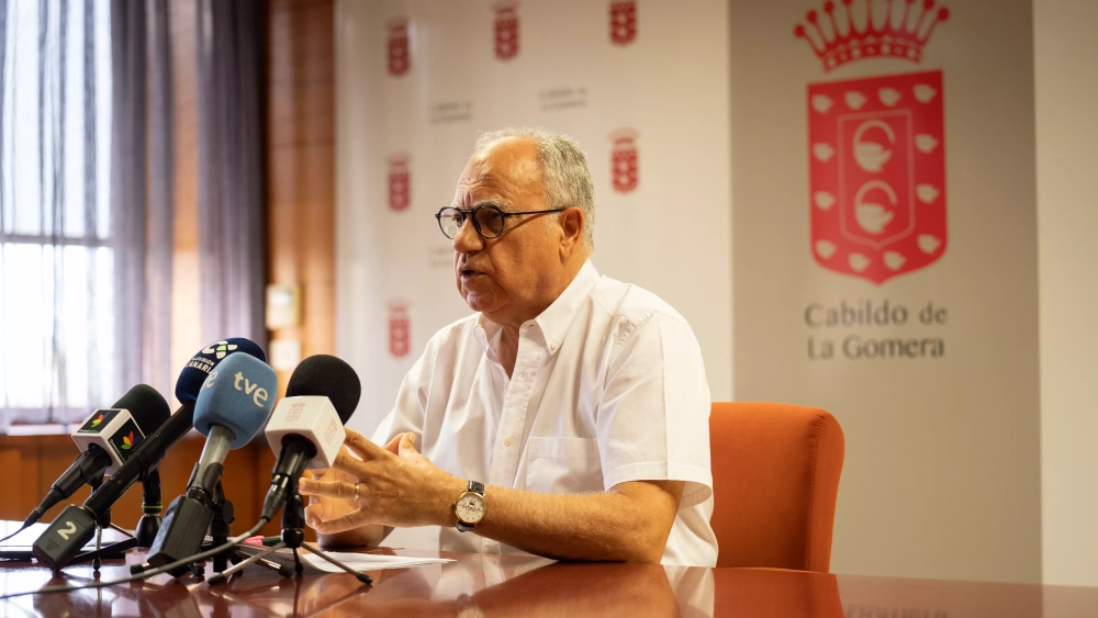 Casimiro Curbelo, presidente del Cabildo de La Gomera, en rueda de prensa para hablar de la emergencia energética./ CEDIDA Casimiro Curbelo, presidente del Cabildo de La Gomera, en rueda de prensa para hablar de la emergencia energética./ CEDIDA