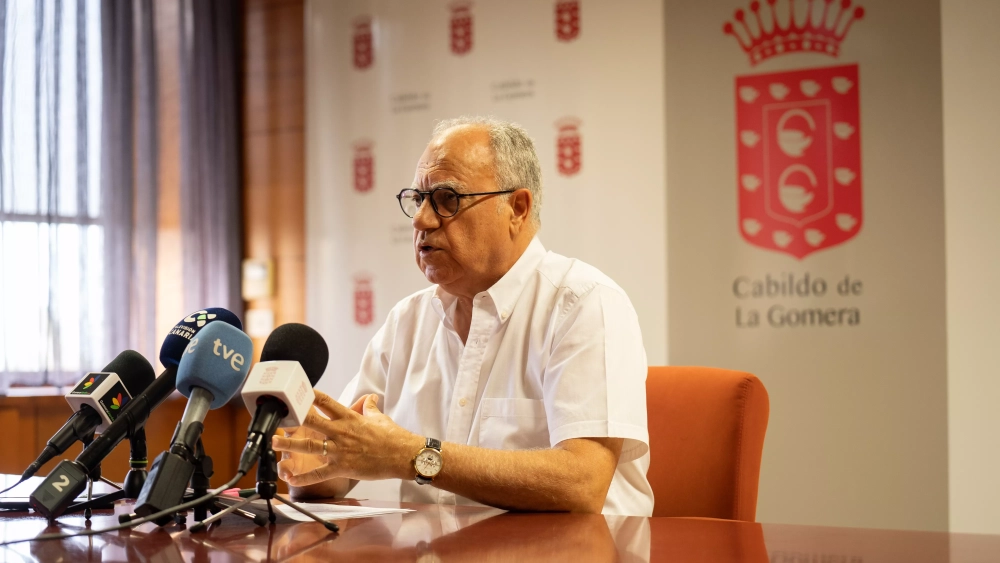 Casimiro Curbelo, presidente del Cabildo de La Gomera, en rueda de prensa para hablar de la emergencia energética./ CEDIDA