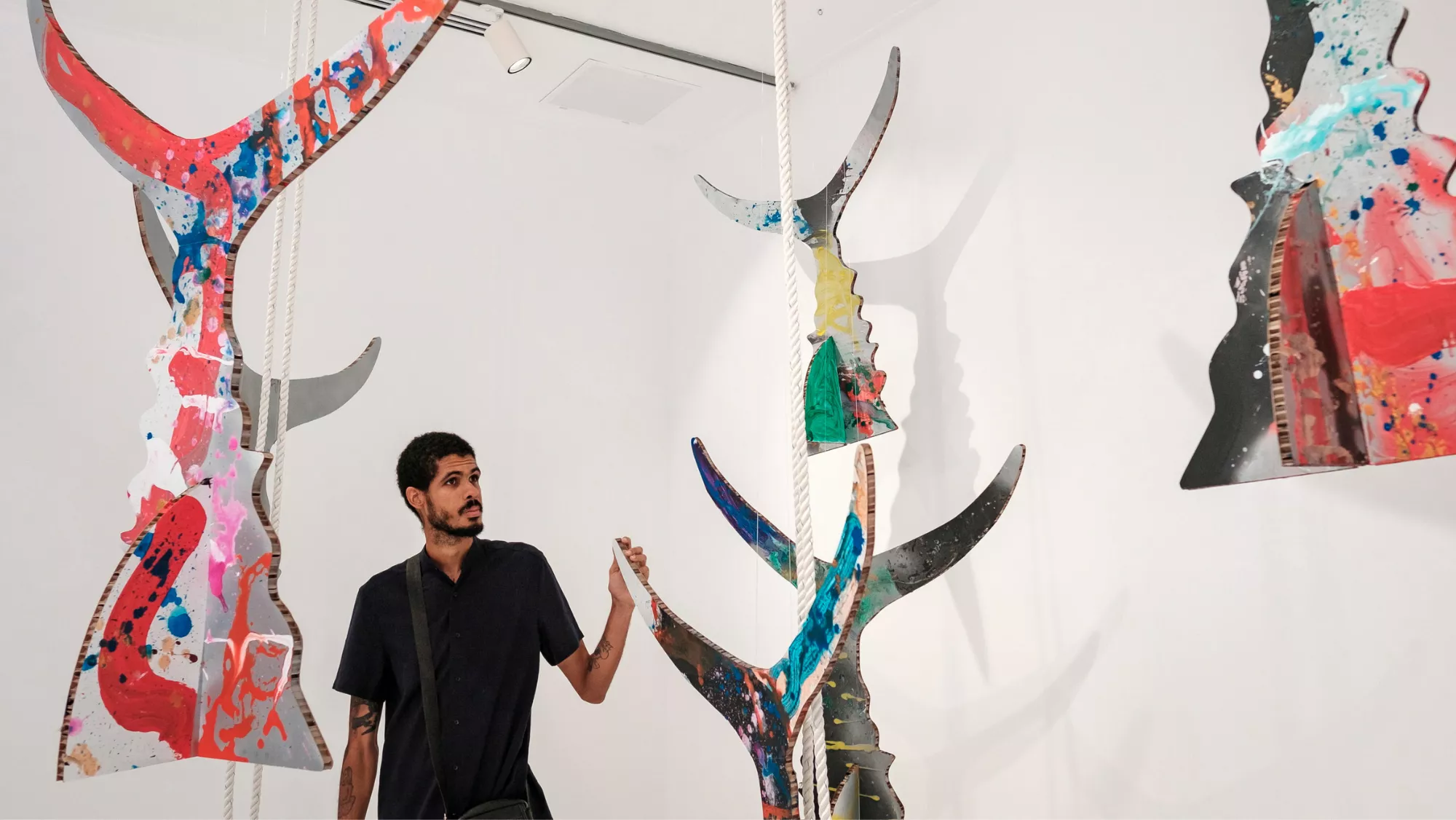 Yuran Henrique, el artista caboverdiano presenta en Casa África su propuesta expositiva 'Lalonji'.  ÁNGEL MEDINA   EFE