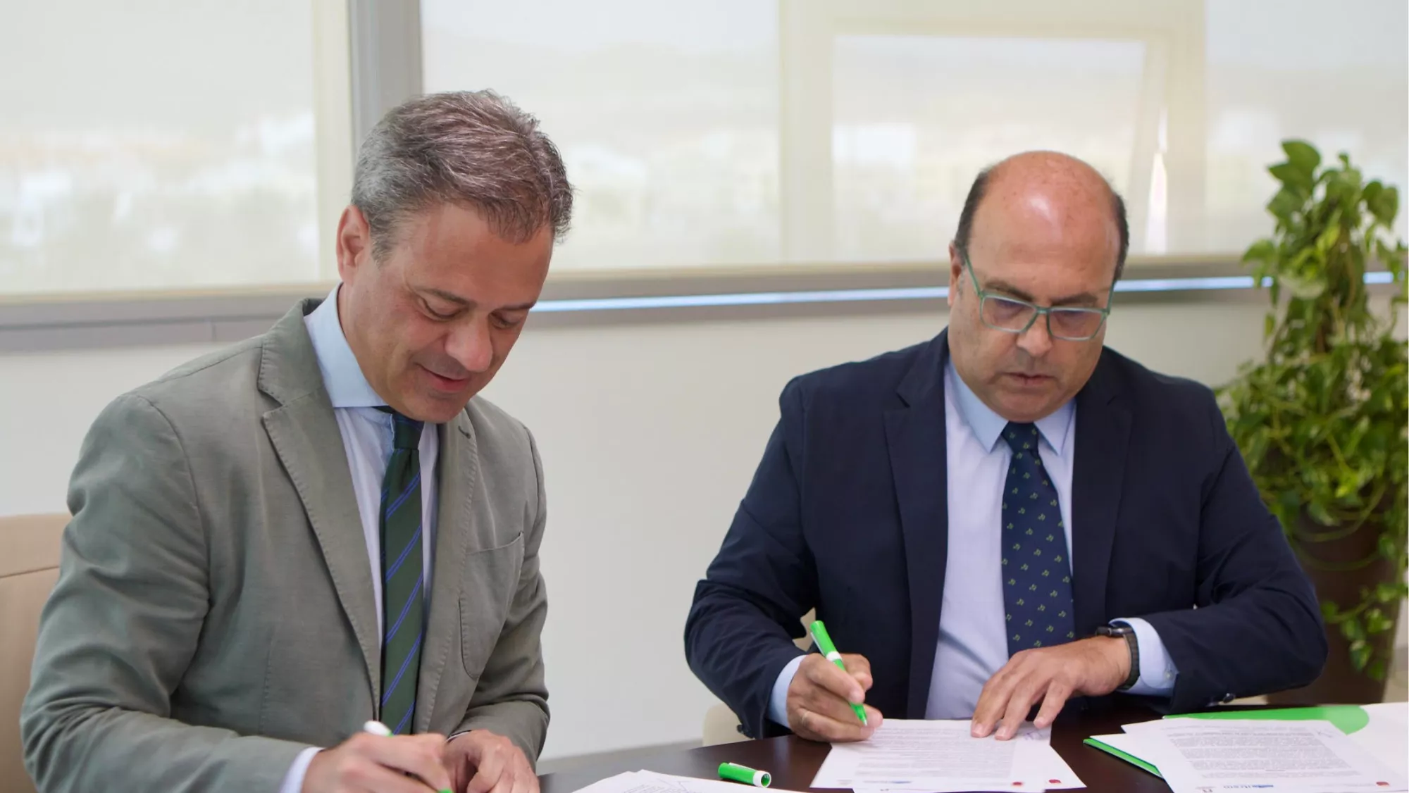 Santiago Guerra y Marcos Ortuño durante la firma del convenio / BINTER
