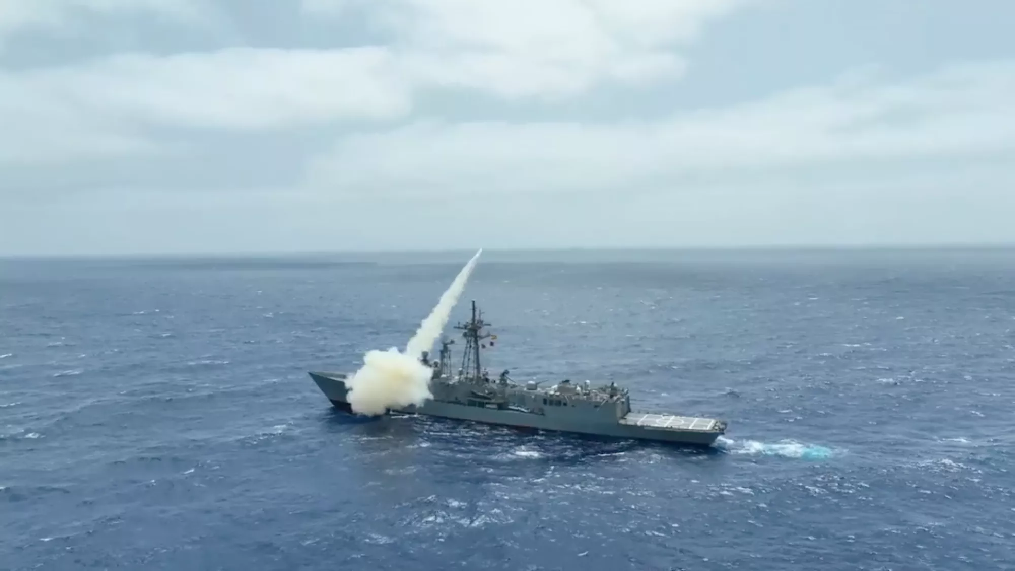 Momento en el que la fragata 'Canarias' lanza un misil 'Harpoon'. / ARMADA ESPAÑOLA