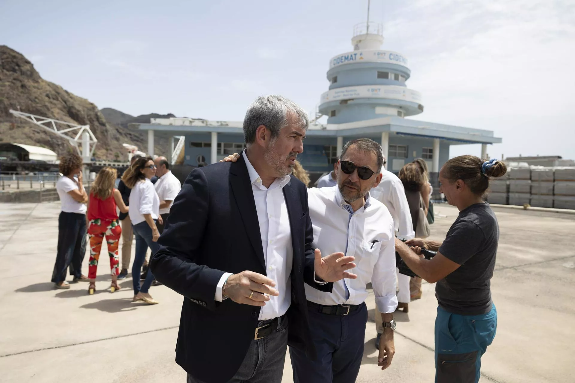 El presidente de Canarias, Fernando Clavijo, y del alcalde de Santa Cruz, José Manuel Bermúdez, en las instalaciones del Cidemat, en Santa Cruz de Tenerife./ EFE - MIGUEL BARRETO